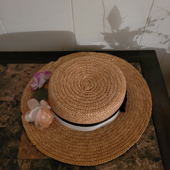 STRAW HAT WITH FLOWERS AS DECORATION FOR WOMAN - Picture 2 of 4